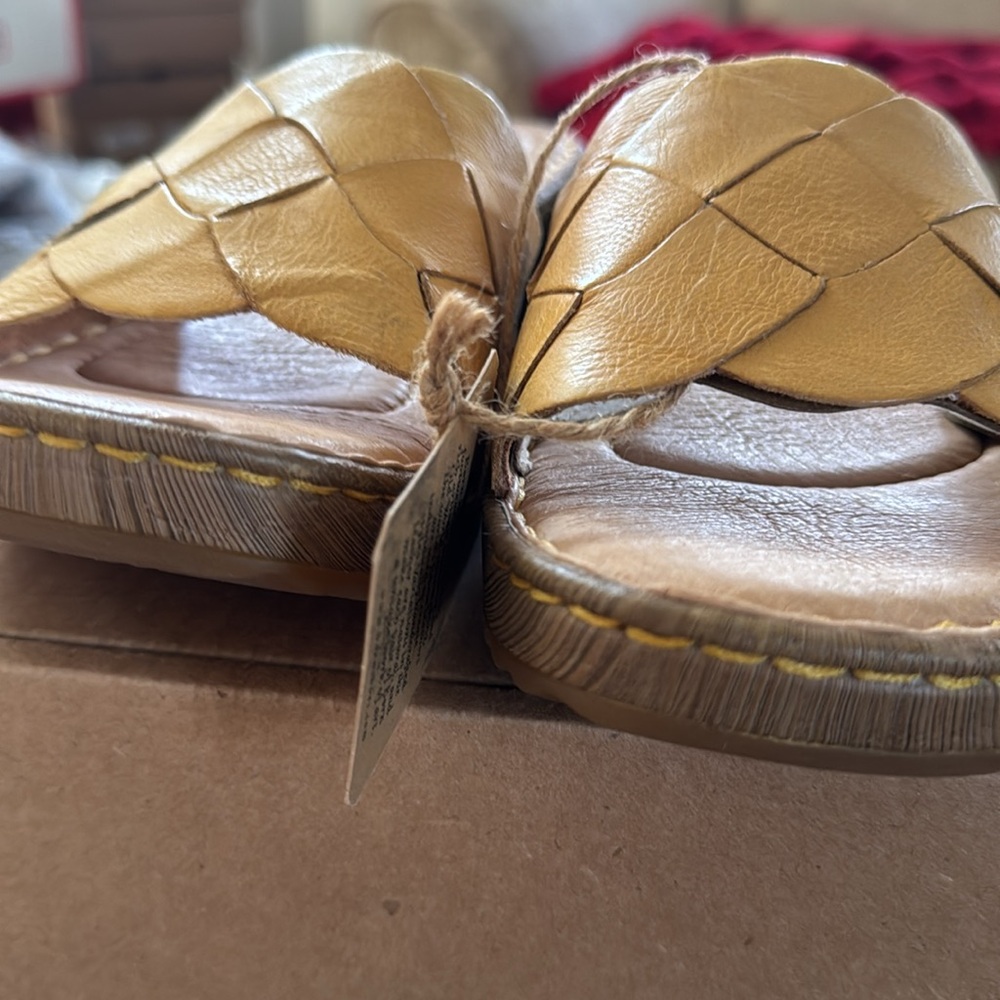 Born women’s sandals size 9 leather handcrafted color is yellow. Wooden heel - Picture 2 of 8